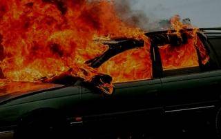 Wsiadł do samochodu i się podpalił... W stanie ciężkim trafił do szpitala