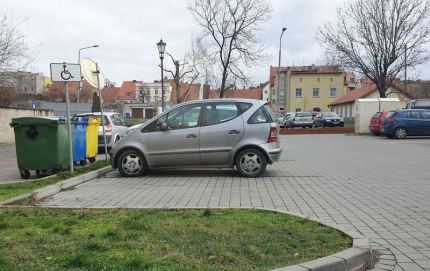 Czytelnik: To oznakowanie miejsc parkingowych jest nieprawidłowe