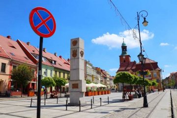 Znak zakazu zatrzymywania się ustawiony jest naprzeciwko pomnika na Rynku Dolnym