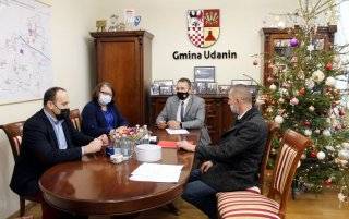 Podpisano umowy na realizację zadania pn. Budowa przejść dla pieszych wraz z dojściami i przebudową jezdni w Udaninie, Pichorowicach i Różanej / fot. Gmina Udanin