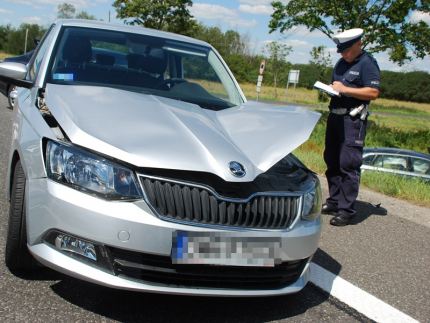 Uczestnik wypadku zmarł. Policjanci apelują o przestrzeganie przepisów i ostrożność!