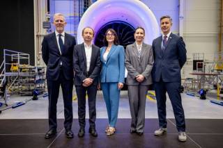 Od lewej: Alan Kelly, Dyrektor generalny ds. serwisu silników LEAP, GE Aerospace; Christian Seitler, Dyrektor ds. obsługi silników nowej generacji w Lufthansa Technik; Elżbieta Czarnota, Burmistrz Środy Śląskiej; Dorota Dmuchowska, Członek Zarządu ds. Operacyjnych, LOT; Robert Burton, Dyrektor Zarządzający XEOS)