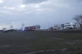 Ciężarówka z cysterną wpadła do rowu