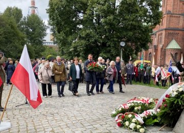 W hołdzie pomordowanym i więzionym na „nieludzkiej ziemi”