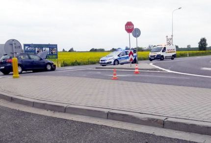 Wypadek koło stacji paliw w Środzie Śl. Poszkodowana kobieta trafiła do szpitala