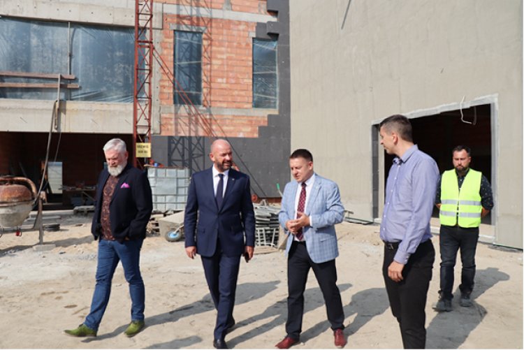 Prezydent Jacek Sutryk, prezes Maciej Potocki i burmistrz Ruciński na placu budowy ŚIP