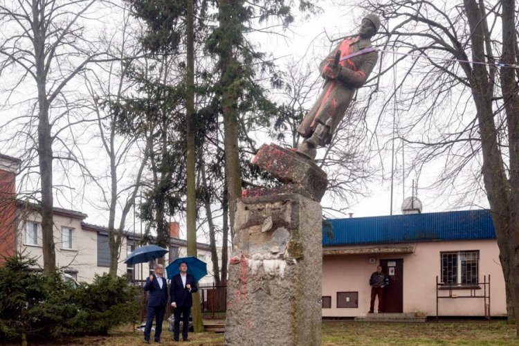 Demontaż pomnika czerwonoarmisty w Siedlcu – 20 kwietnia 2022. Fot. Mikołaj Bujak (IPN)
