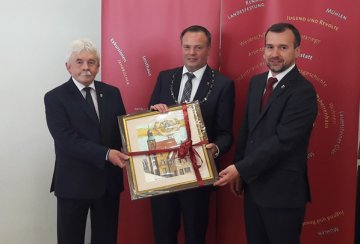 Nadburmistrz Hameln Claudio Griese z upominkiem od Gminy Środa Śląska / fot. prg