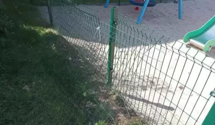 Ogrodzenie przy Białoskórniczej zniszczone w weekend przez wandali... Gdzie są patrole piesze KPP?