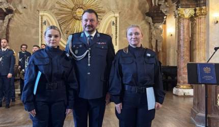 Nowo przyjęte funkcjonariuszki średzkiej policji wypowiedziały rotę ślubowania