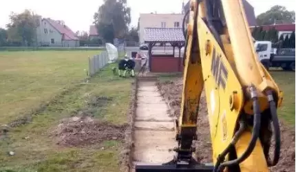 Nowy plac zabaw przy boisku w Proszkowie