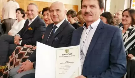 Włodarze Powiatu Średzkiego nagrodzili pedagogów
