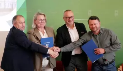 Powiat podpisał umowę na przebudowę drogi Księginice – Gąsiorów – Głoska