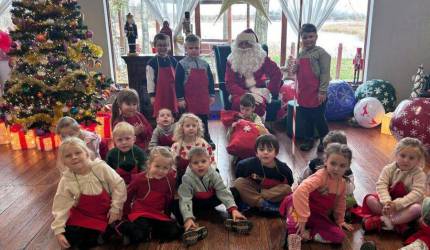 Wycieczka do Jaworzyny Śląskiej. Przedszkolaki z Ciechowa na świątecznych warsztatach z Mikołajem!