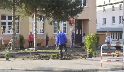Skwer przed szkołą zyskał nowe oblicze