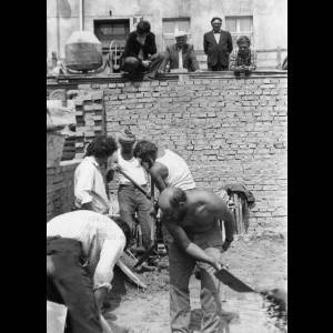 Robotnicy zatrudnieni przy pracach w obrębie starego miasta w Środzie Śląskiej. Muzeum Narodowe we Wrocławiu (mnwr.pl)