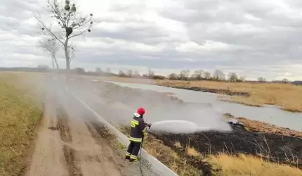 Uszkodzony dach, auto w rowie, pożar (z raportu straży pożarnej)