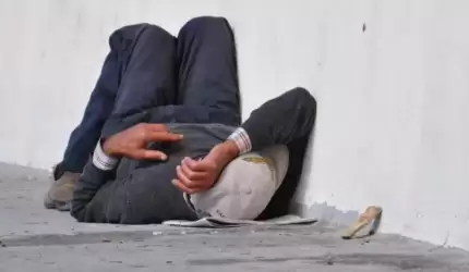 Ranny mężczyzna leżał na chodniku