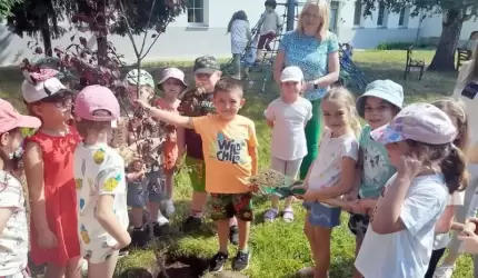 Starszaki z Przedszkola Publicznego nr 1 w Środzie Śląskiej sadzą pamiątkowe drzewa