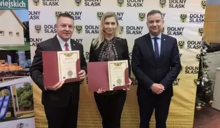 Dotacje na budowę świetlicy w Kobylnikach i centrum w Rakoszycach