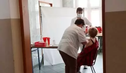 Szczepienia dla uchodźców z Ukrainy w hali OSiR