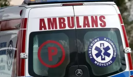 Karetka ugrzęzła w błocie. Na pomoc ruszyli strażacy