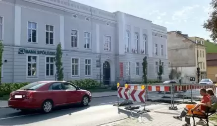 Dlaczego naprzeciwko starostwa wciąż są wykopy w jezdni i kto za to odpowiada?