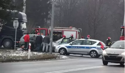 Zderzenie osobówki z ciężarówką na średzkiej obwodnicy