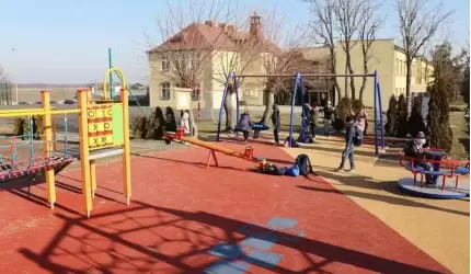 Modernizacja placu zabaw w SP Rakoszyce