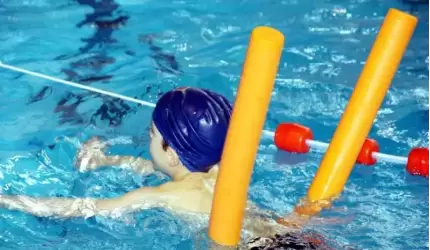 Dzieci ze Szkoły Podstawowej w Ujeździe Górnym uczą się pływać