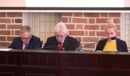 Dyskusja nt. budżetu, dotacji na GPONE, drodze powiatowej Jastrzębce-Malczyce i nowym aucie dla OSP Cesarzowice (wideo)