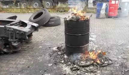 Pracownicy firm wypalają śmieci w beczkach!