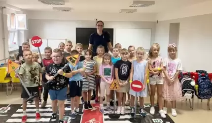 Bezpieczna droga do szkoły - spotkanie dzielnicowych z Malczyc z uczniami