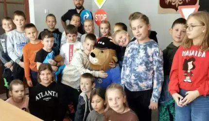 Uczniowie średzkiej podstawówki z wizytą w Komendzie Powiatowej Policji