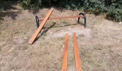 Na ławkach się siedzi, a nie je dewastuje…