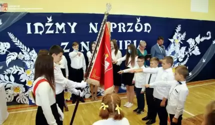 Uroczystość poświęcenia i nadania sztandaru szkole w Ujeździe Górnym