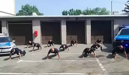 Policjanci ze Środy Śl. pompując wsparli akcję #GaszynChallenge
