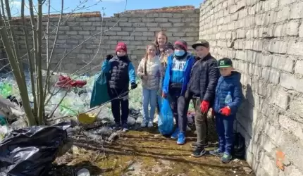 Uczniowie z Kostomłotów posprzątali "składowisko śmieci"