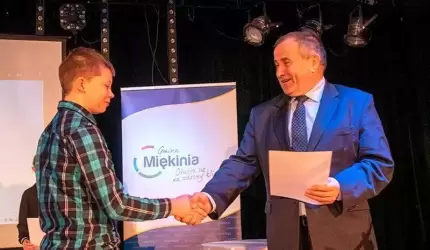 Najzdolniejsi otrzymają stypendia. Burmistrz Miękini wręczył im listy gratulacyjne