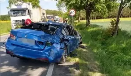 Rozbity samochód, a za kierownicą kompletnie pijany mężczyzna