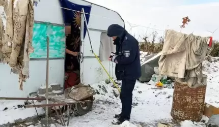 Przebywał w przyczepie kempingowej, policjant zaproponował mu pomoc