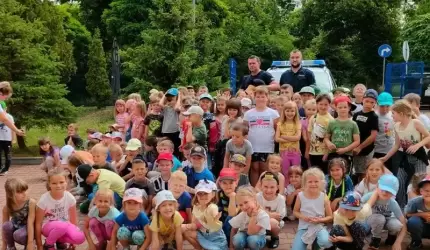 Dzielnicowi z Miękini rozmawiali z dziećmi o bezpiecznych wakacjach