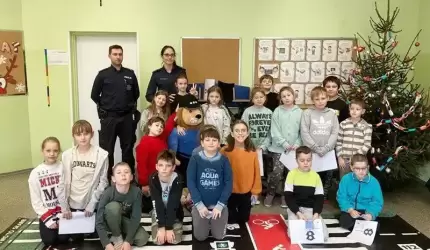 Policyjny program "Bezpieczeństwo to skarb" z udziałem uczniów SP w Ciechowie