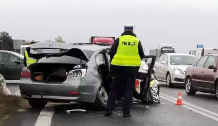 Osobówka zderzyła się z ciężarówką – policjanci apelują o ostrożność na drodze!