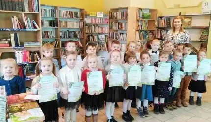 Pasowanie na czytelnika w bibliotece w Ciechowie