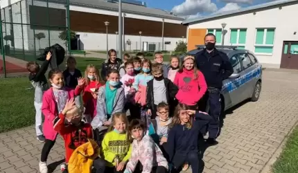 Dzielnicowi z Miękini z wizytą w szkole i przedszkolu w Pisarzowicach
