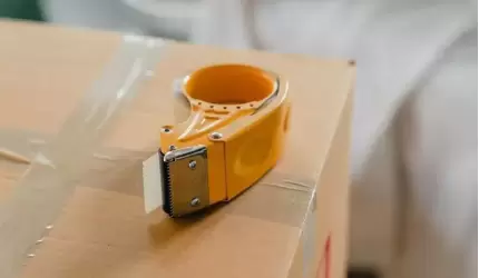 Materiały niezbędne przy wysyłce paczek – czy masz je w domu?