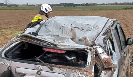 Dachowanie samochodu w gminie Udanin – dwie osoby trafiły do szpitala