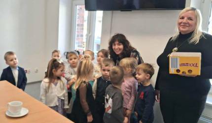 Z sercem, tańcem i piosenką – przedszkolaki z wizytą w średzkim Klubie Seniora