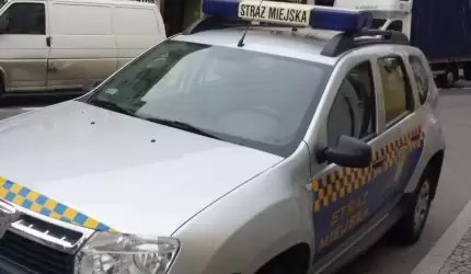 Młodzież używa wulgarnych słów i "bawi się" petardami (raport straży miejskiej)